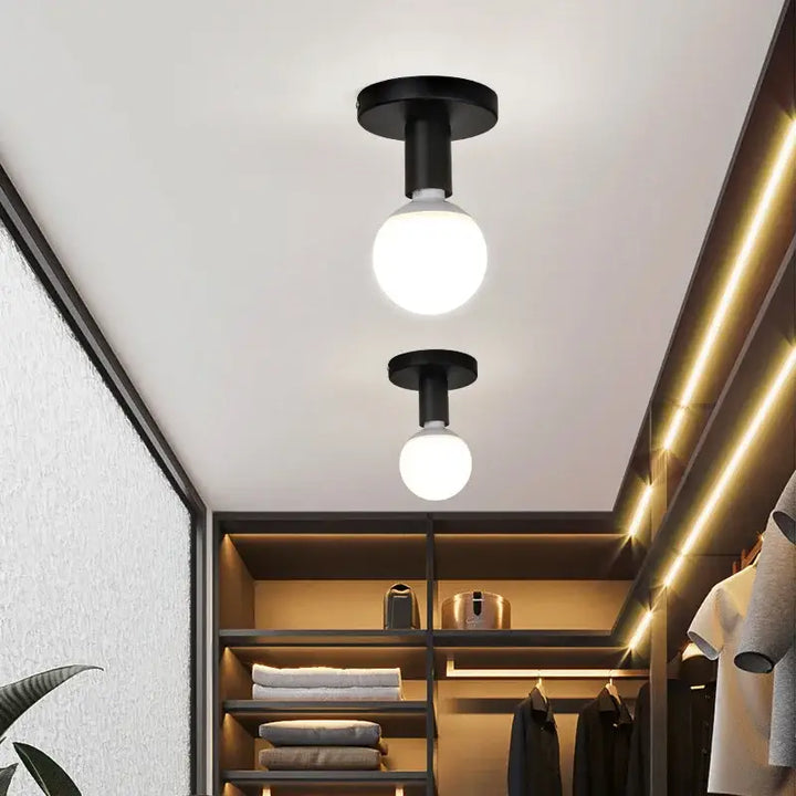 Plafonnier Minimaliste Noir À Ampoule Globe Apparente

