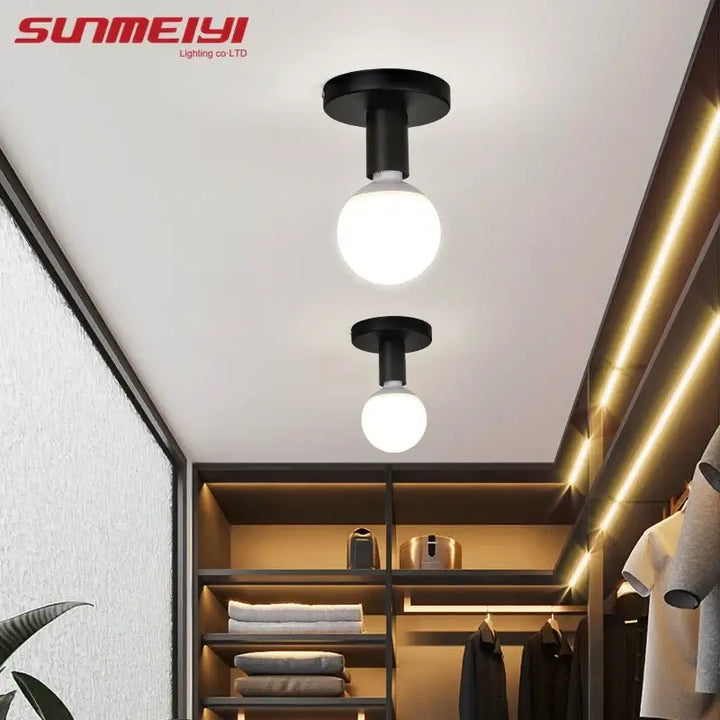 Plafonnier Minimaliste Noir À Ampoule Globe Apparente

