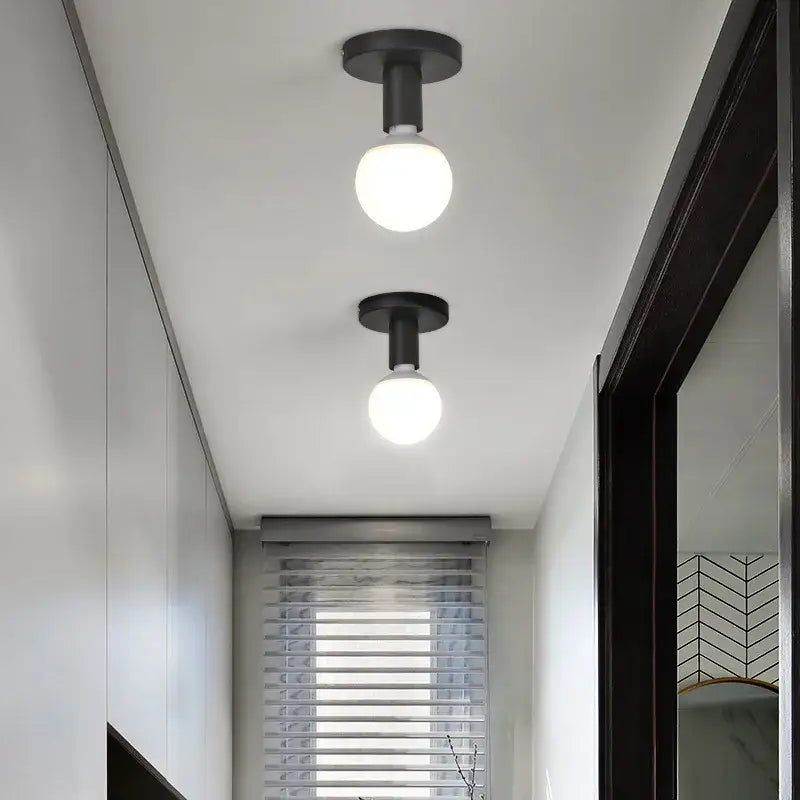 Plafonnier Minimaliste Noir À Ampoule Globe Apparente

