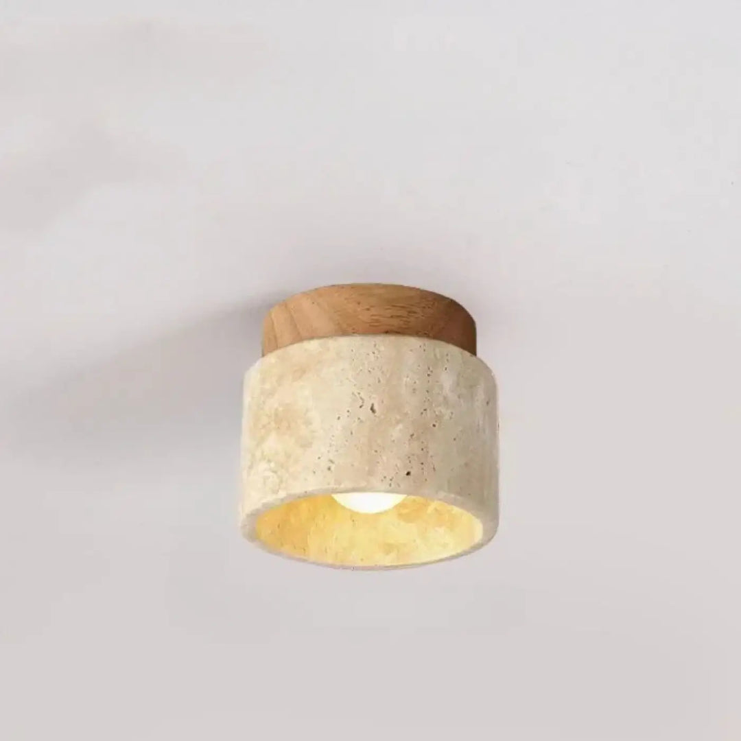 Luminaire plafonnier terris avec corps en béton beige texturé et sommet en bois naturel émettant une lumière chaude jaune
