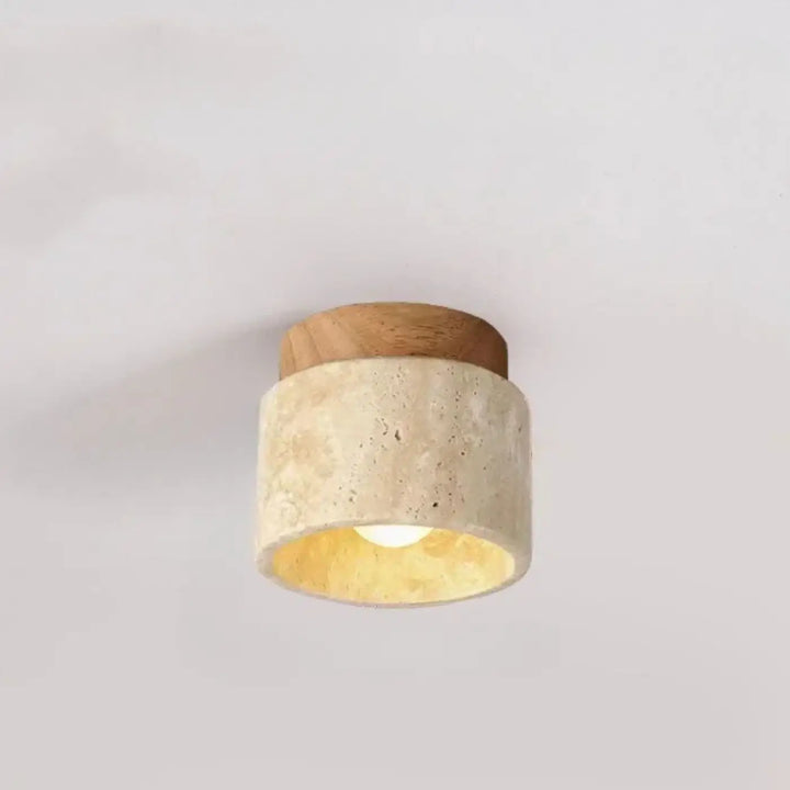 Luminaire plafonnier terris avec corps en béton beige texturé et sommet en bois naturel émettant une lumière chaude jaune