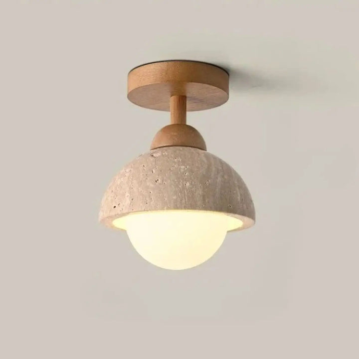 Luminaire plafonnier terris avec base en bois chaud et dôme en béton texturé off-white abritant une ampoule en verre dépoli éclairée