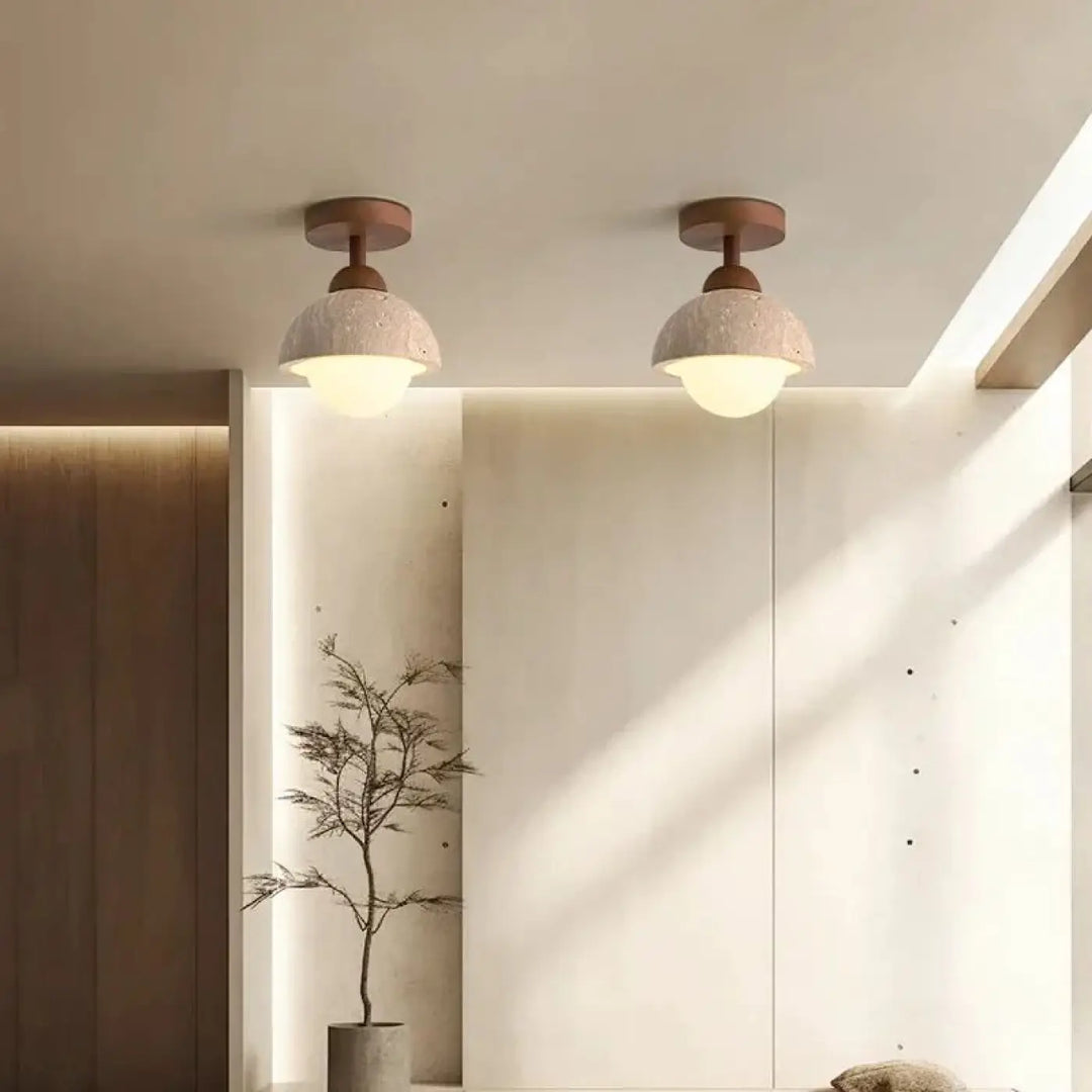 Deux luminaires plafonniers terris minimalistes avec fixations en bois chaud et abat-jours en céramique texturée ivoire