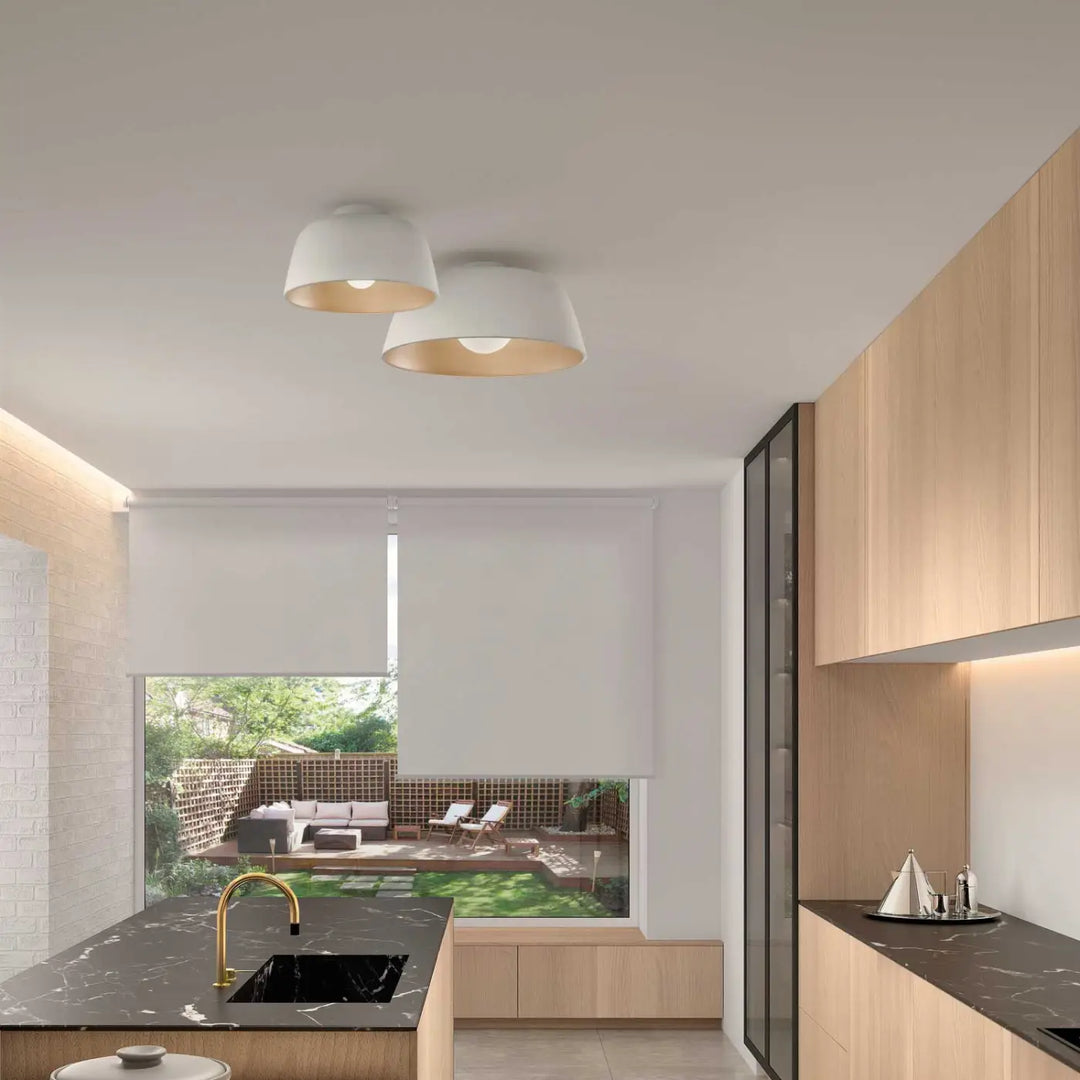 Plafonnier Miso blanc au plafond d'une pièce à vivre #couleur_blanc