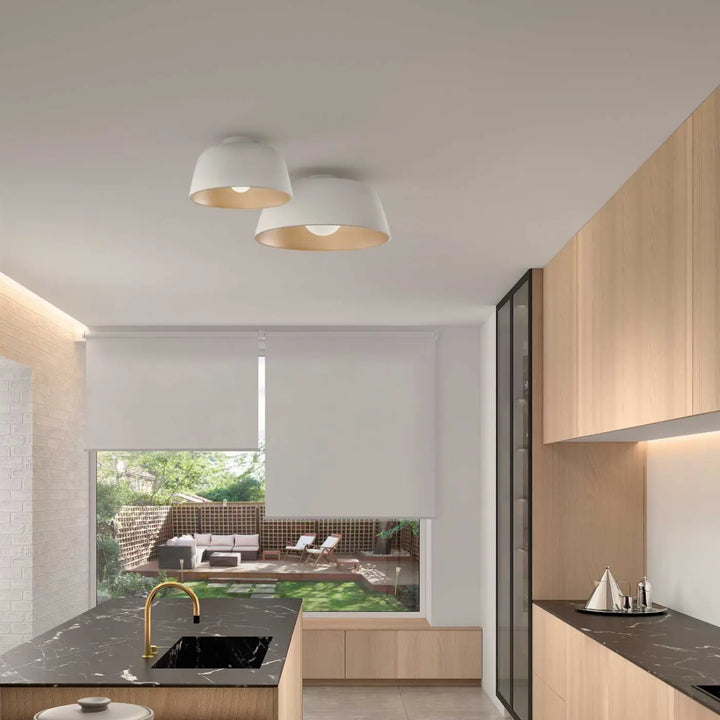 Plafonnier Miso blanc au plafond d'une pièce à vivre #couleur_blanc