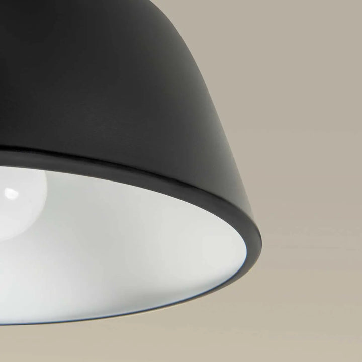 Détail de la forme ronde du plafonnier Miso noir #couleur_noir