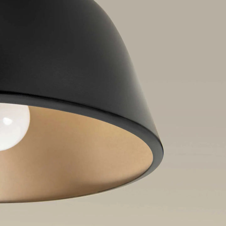 Détail du plafonnier Miso en acier noir #couleur_noir