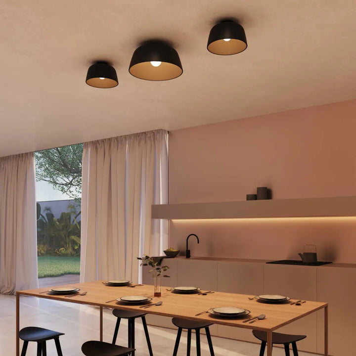 Plafonnier Miso en acier noir dans un intérieur #couleur_noir