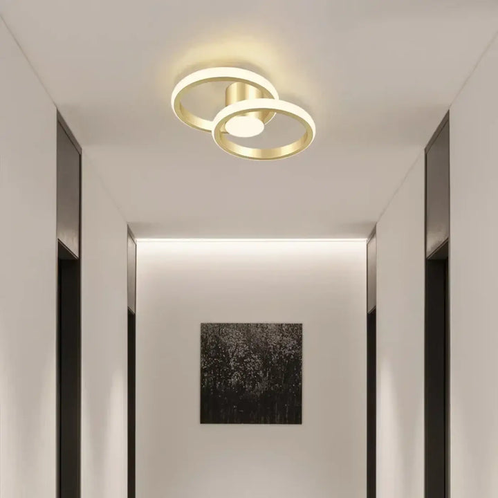 Plafonnier moderne minimaliste doré au design épuré et élégant