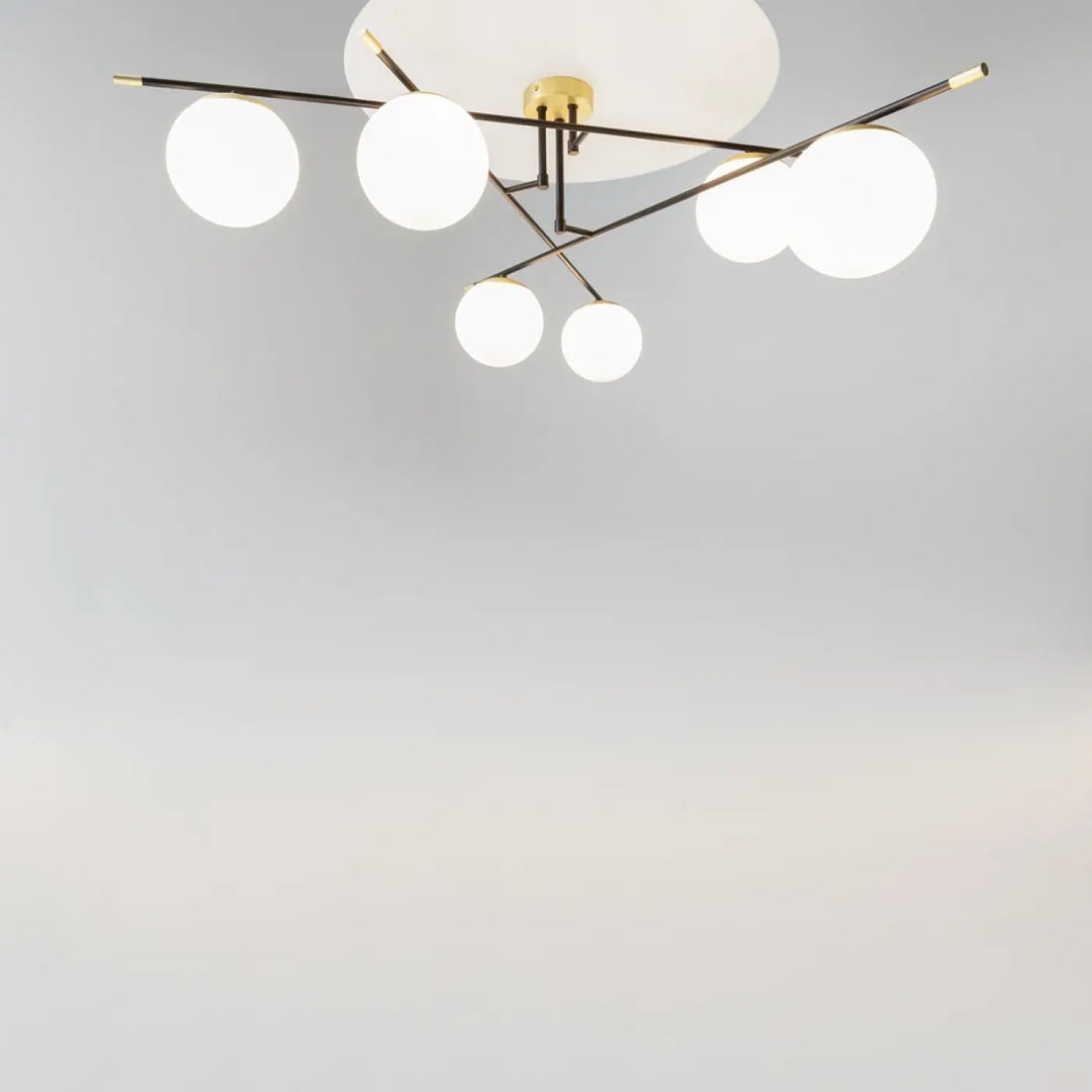 Luminaire plafonnier nostalgia xxl avec cinq globes en verre dépoli sur structure métal noir et fixation dorée