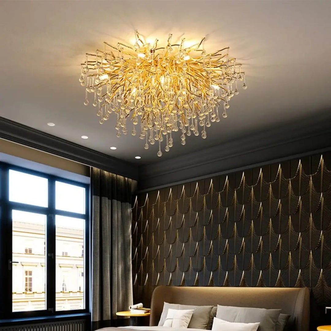 Plafonnier raffiné ramora avec branchages dorés et cristaux suspendus en forme de gouttes dorées