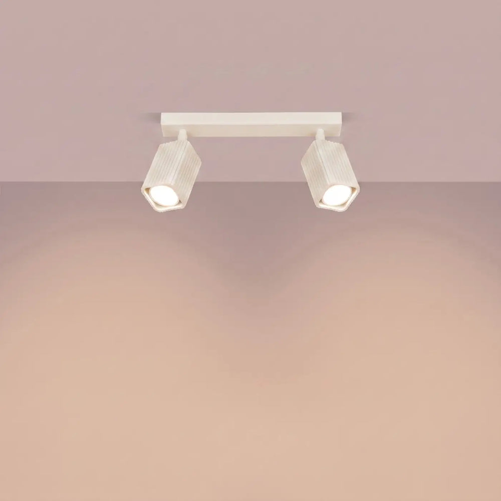 Plafonnier Rayo beige en rampe à spots orientables, allumé