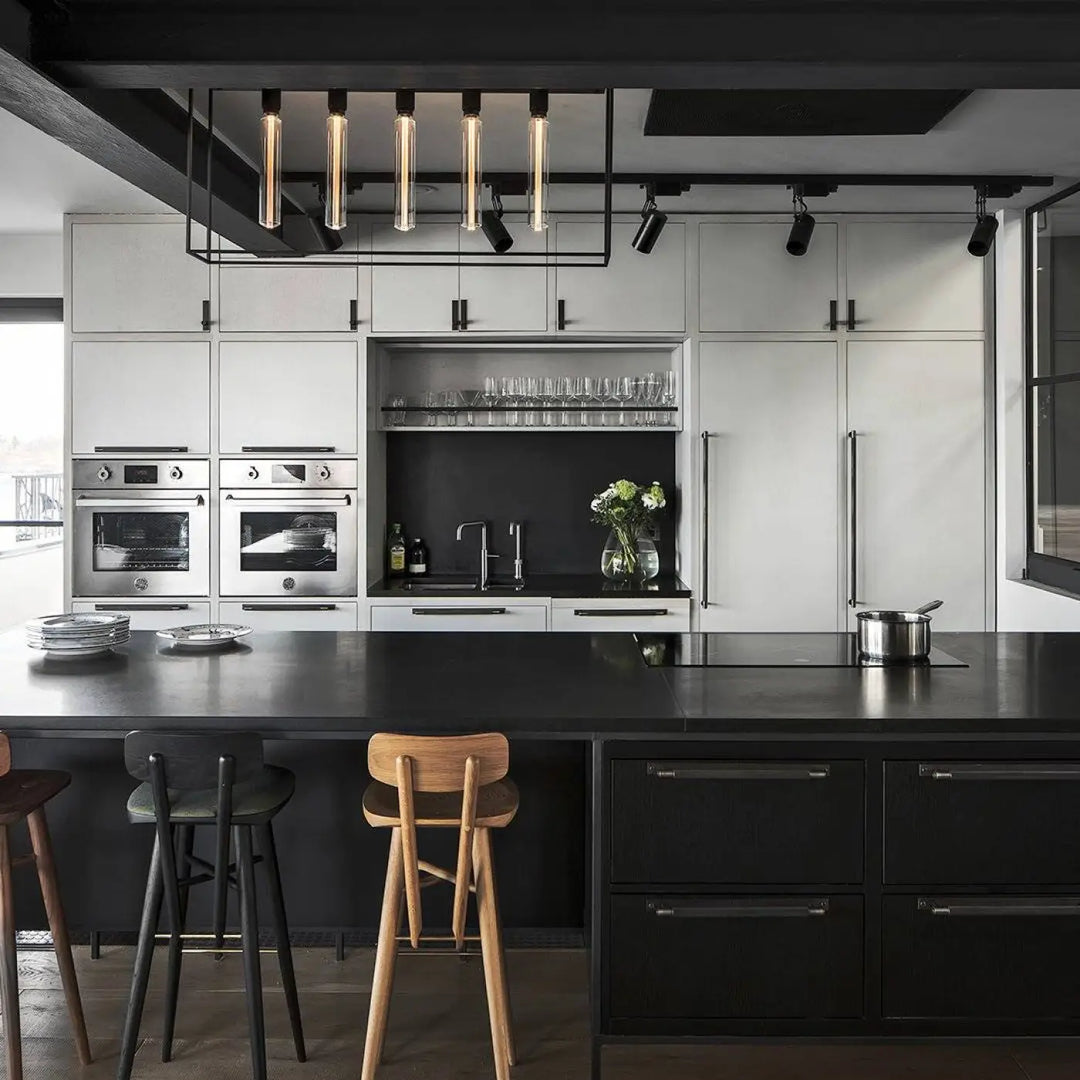 Plafonnier Caged 5.0 en marbre blanc dans un intérieur #couleur_blanc