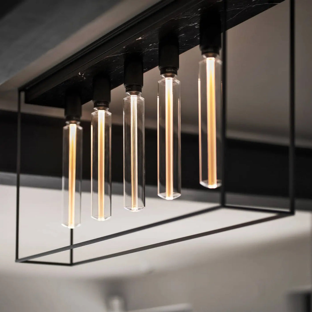 Plafonnier Caged 5.0 en marbre noir dans un intérieur #couleur_noir