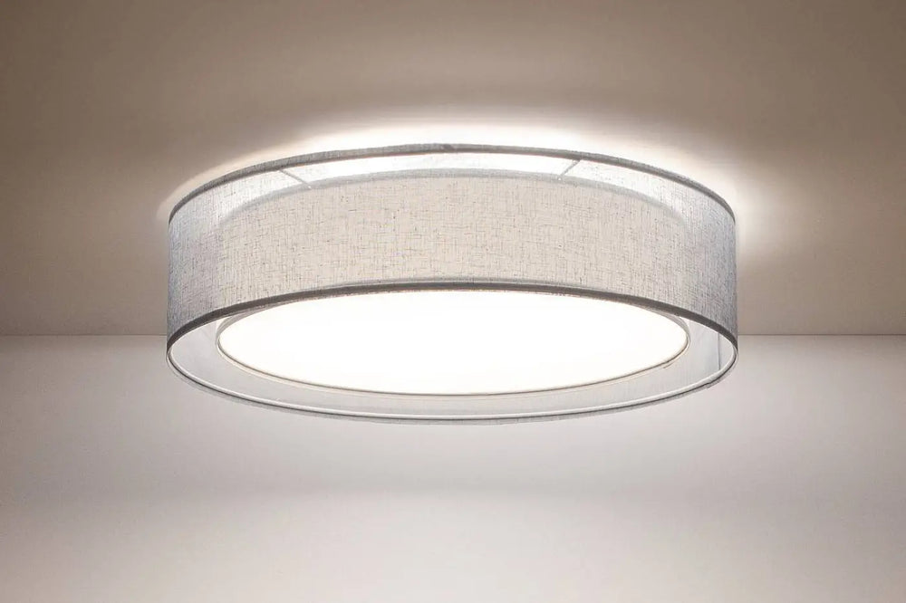 Luminaire plafonnier rond bleu clair avec abat-jour en tissu argenté texturé et cadre métallique élégant