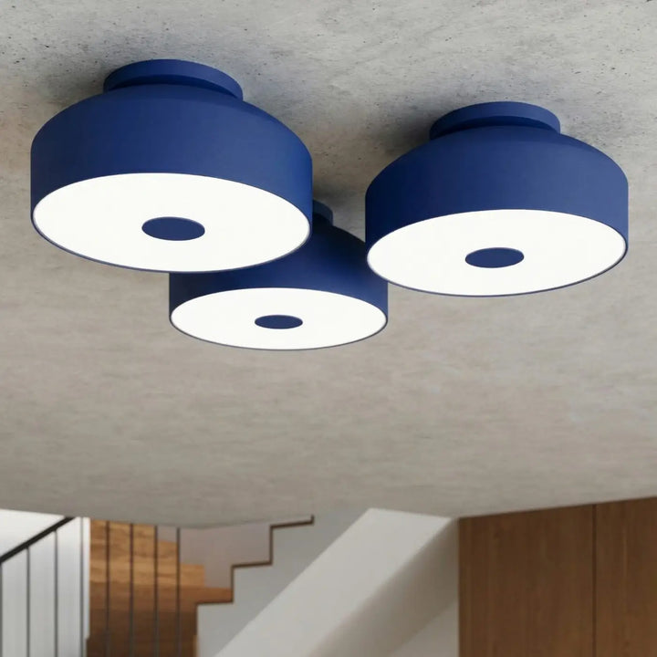 Luminaire Plafonnier outremer allumée, vue rapprochée