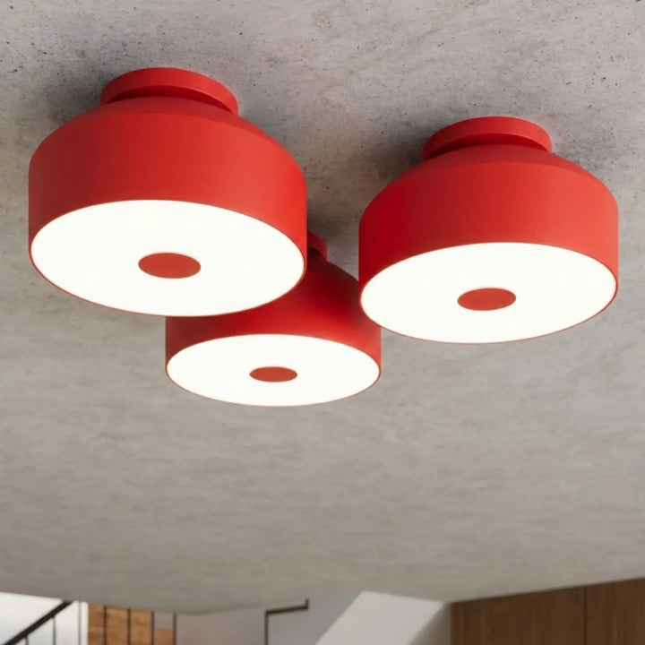 Luminaire Plafonnier rouge allumée, vue rapprochée