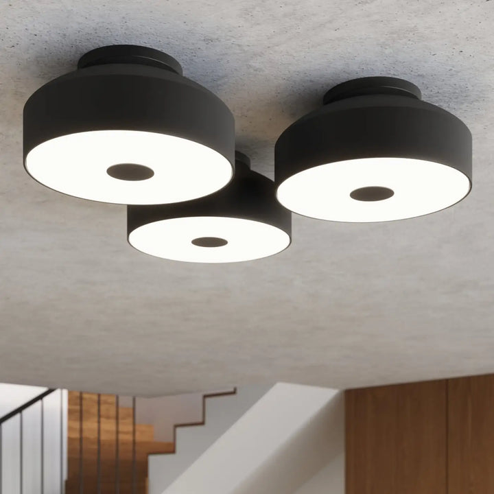 Luminaire Plafonnier noir allumée, vue rapprochée