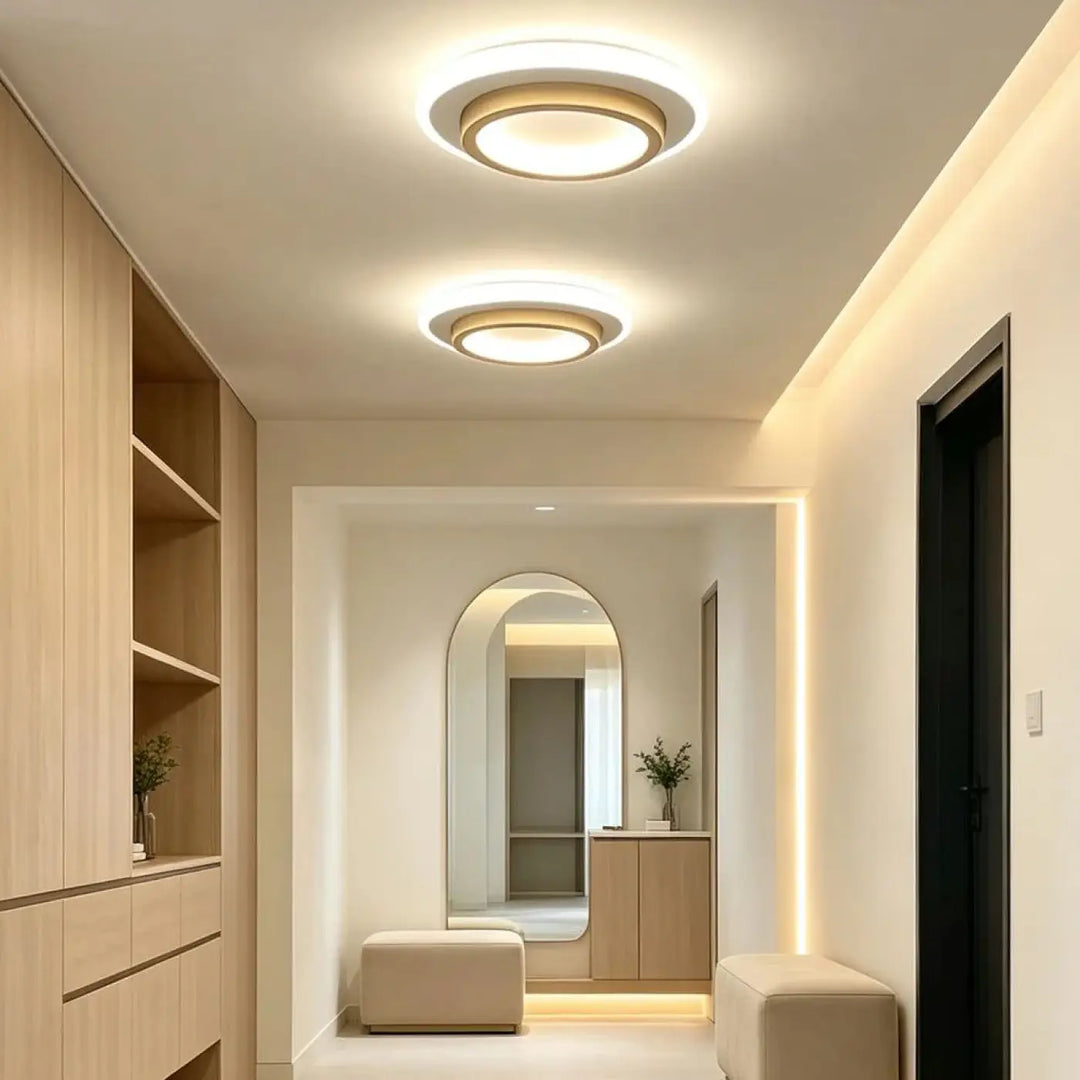 Luminaire plafonnier roderne rond led avec lumière douce et anneaux concentriques en métal doré design épuré