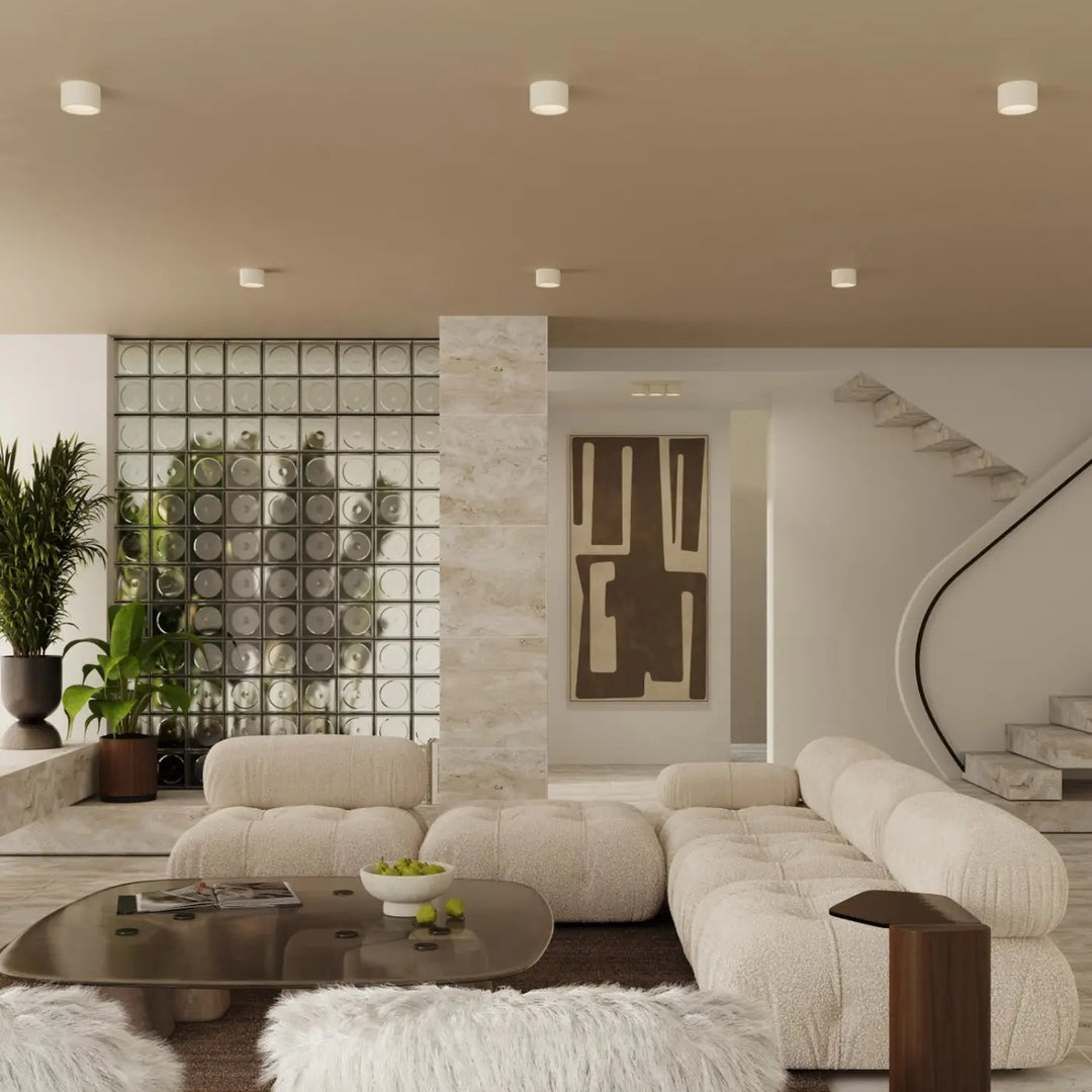 Plafonnier rond plat beige dans un intérieur contemporain