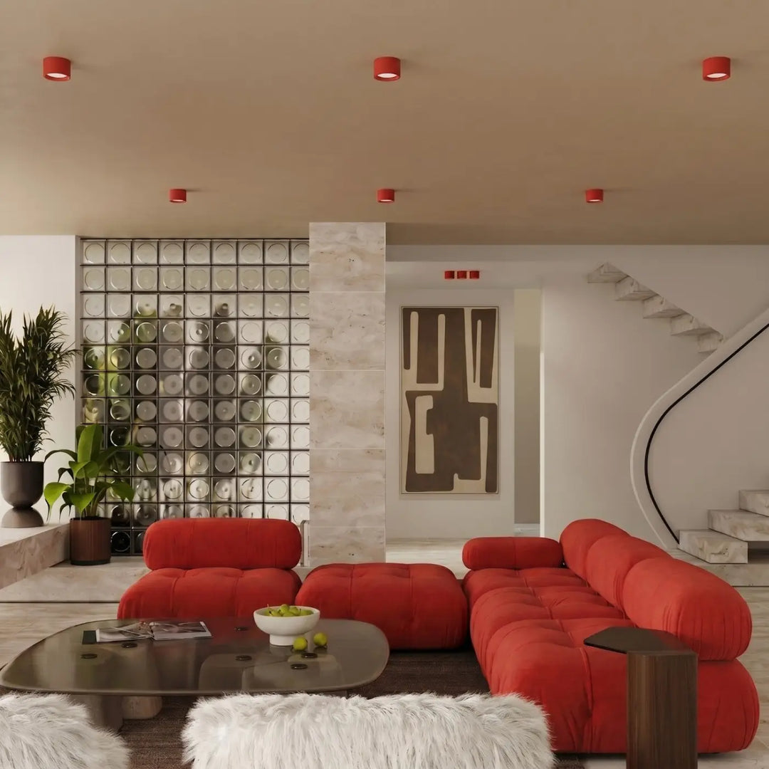 Plafonnier rond plat rouge dans un intérieur contemporain