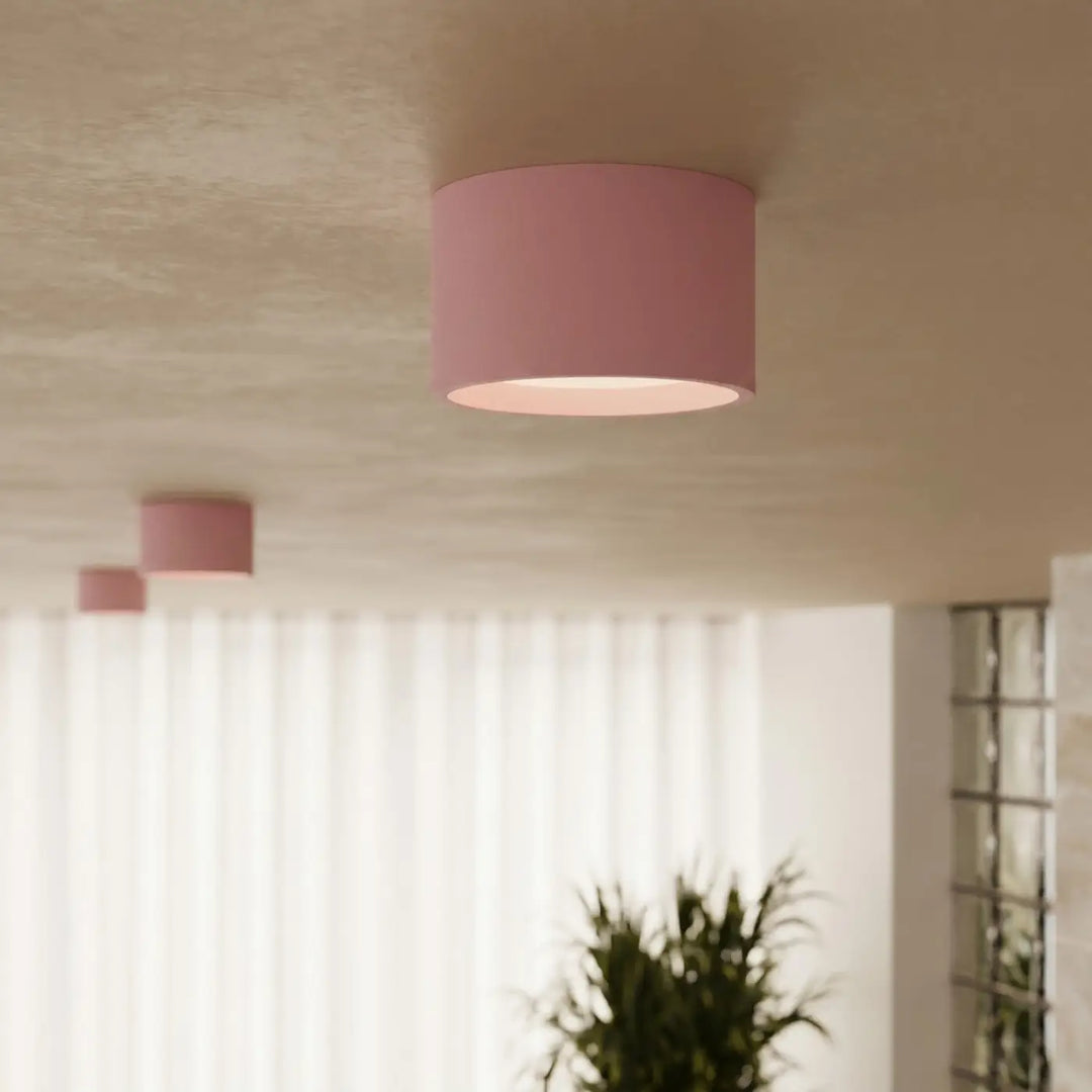 Plafonnier rond plat rose allumé, vue rapprochée