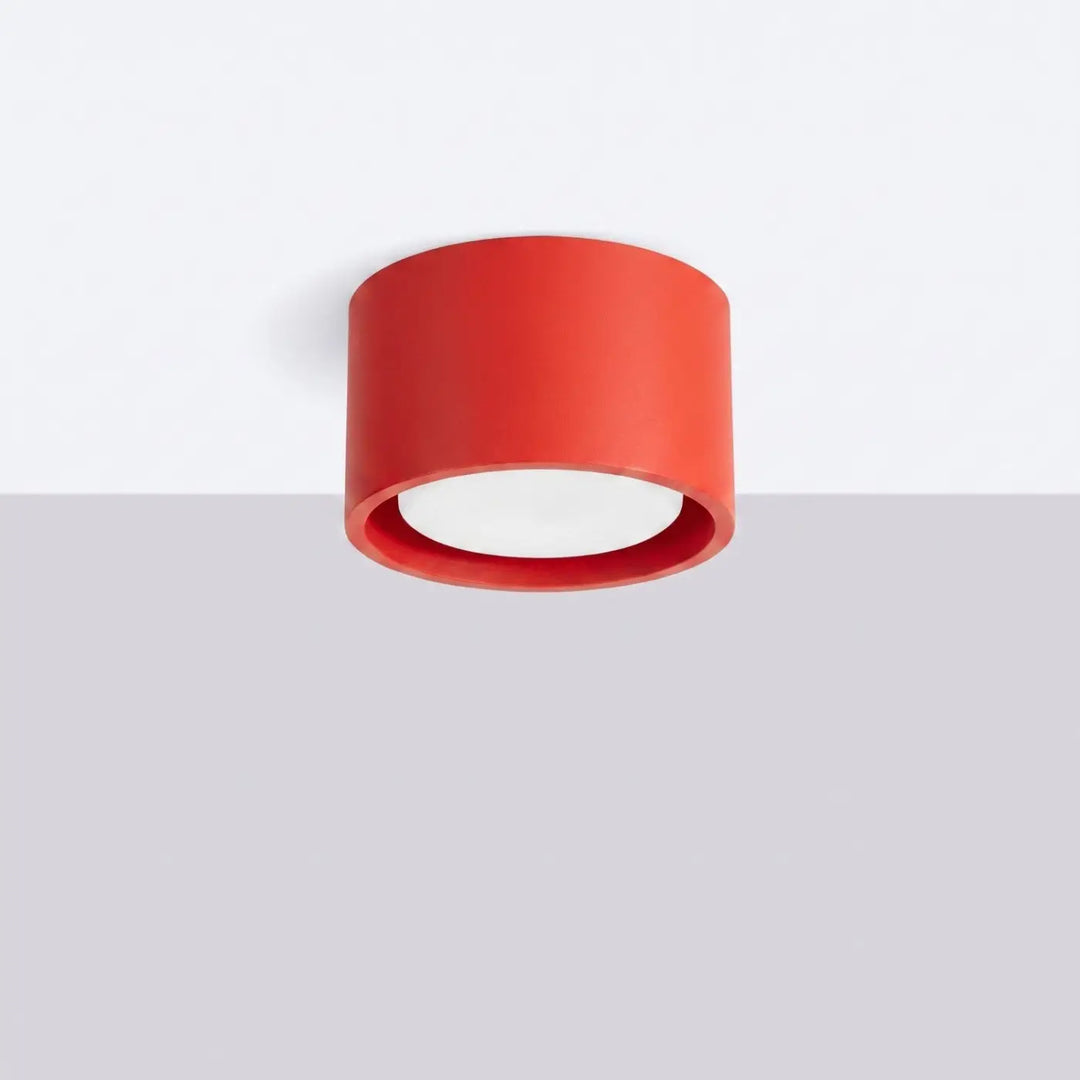 Plafonnier rond plat rouge éteint, vue rapprochée