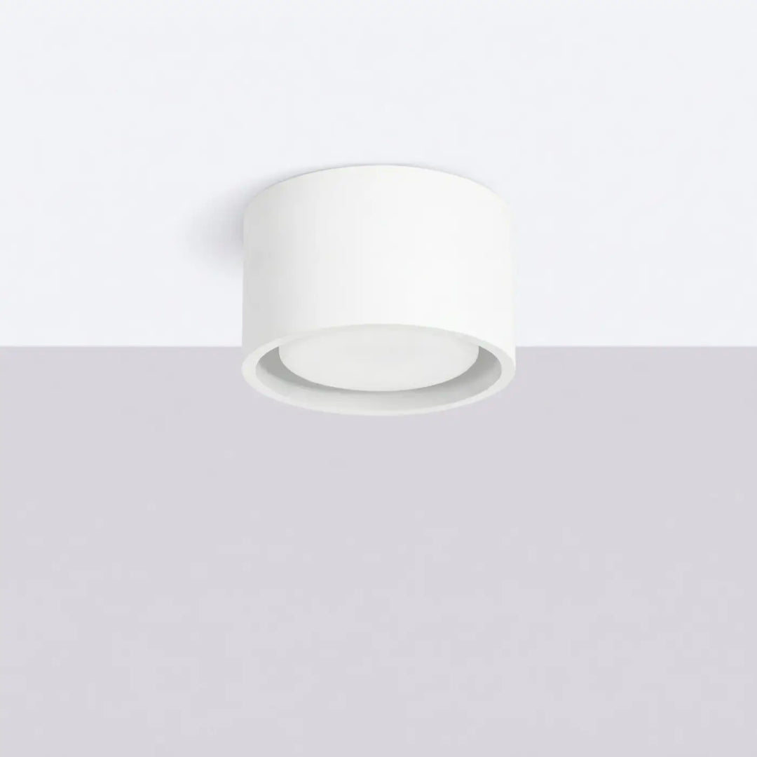 Plafonnier rond plat blanc éteint, vue rapprochée