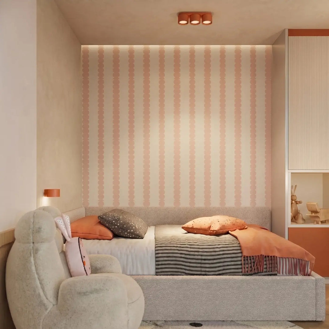 Plafonnier rond plat ocre rouge dans un intérieur contemporain