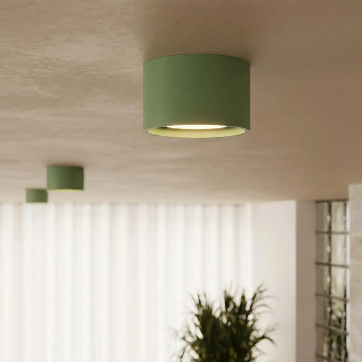 Plafonnier rond plat sauge allumé, vue rapprochée