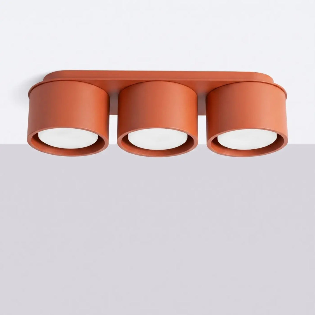 Plafonnier rond plat ocre rouge éteint, vue rapprochée