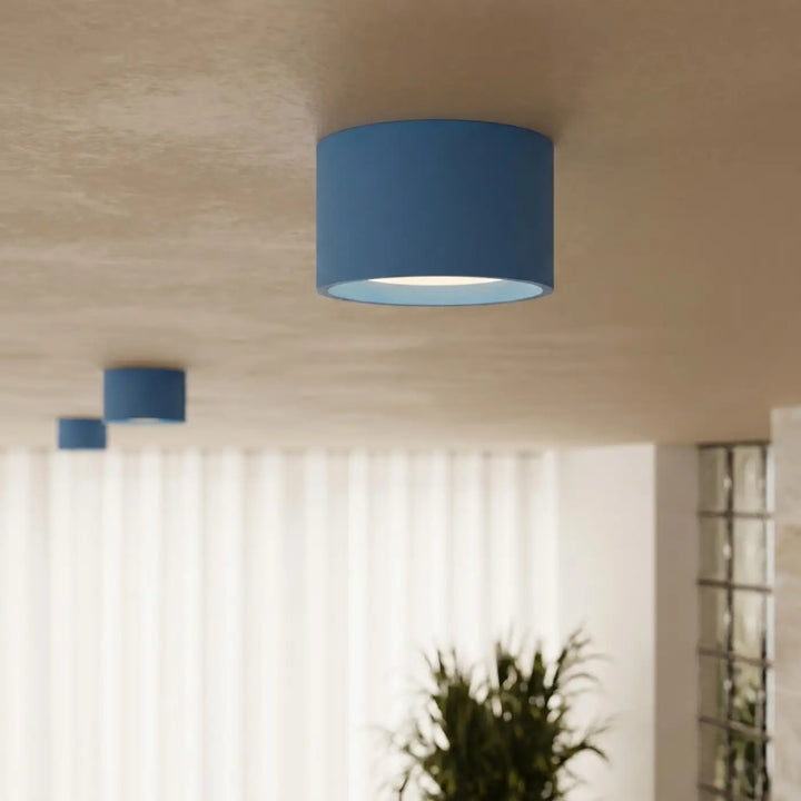 Plafonnier rond plat bleu clair allumé, vue rapprochée