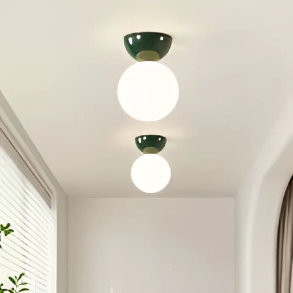 Luminaire plafonnier rui avec deux globes blancs sphériques sur socles métalliques verts foncés idéal pour salle à manger plafonnier scandinave plus qu un objet