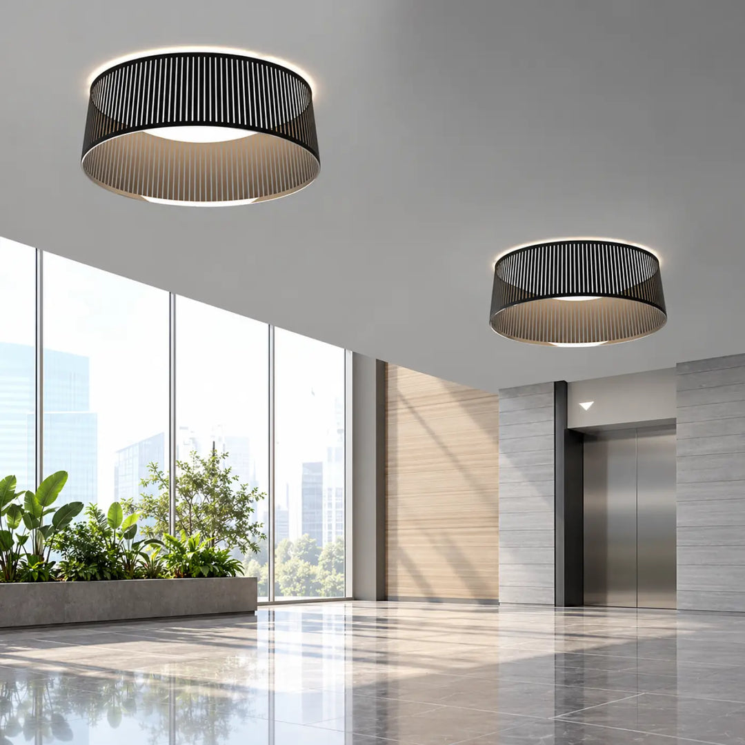 Luminaire plafonnier solis drum flush noir cylindrique avec slats verticaux en tissu découpé diffusant une lumière chaude