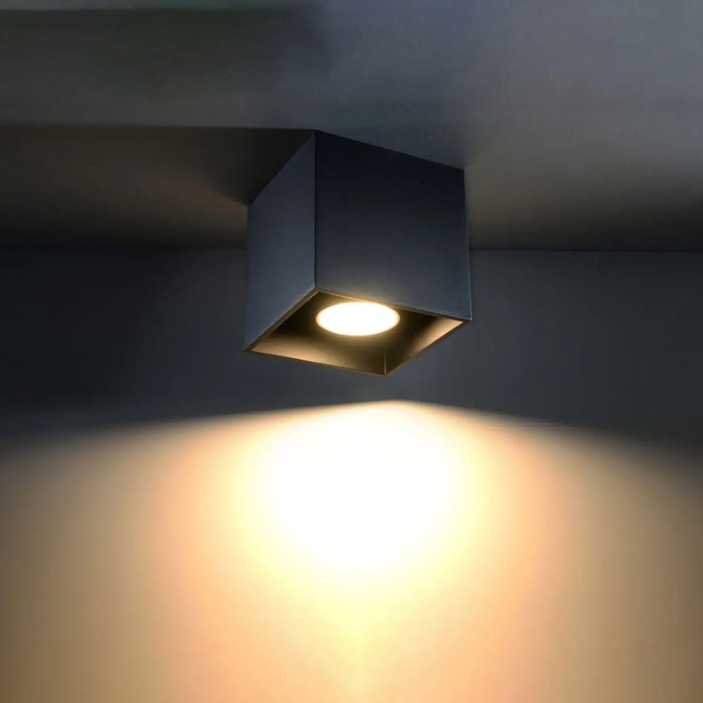 Luminaire Plafonnier noir allumée, vue rapprochée