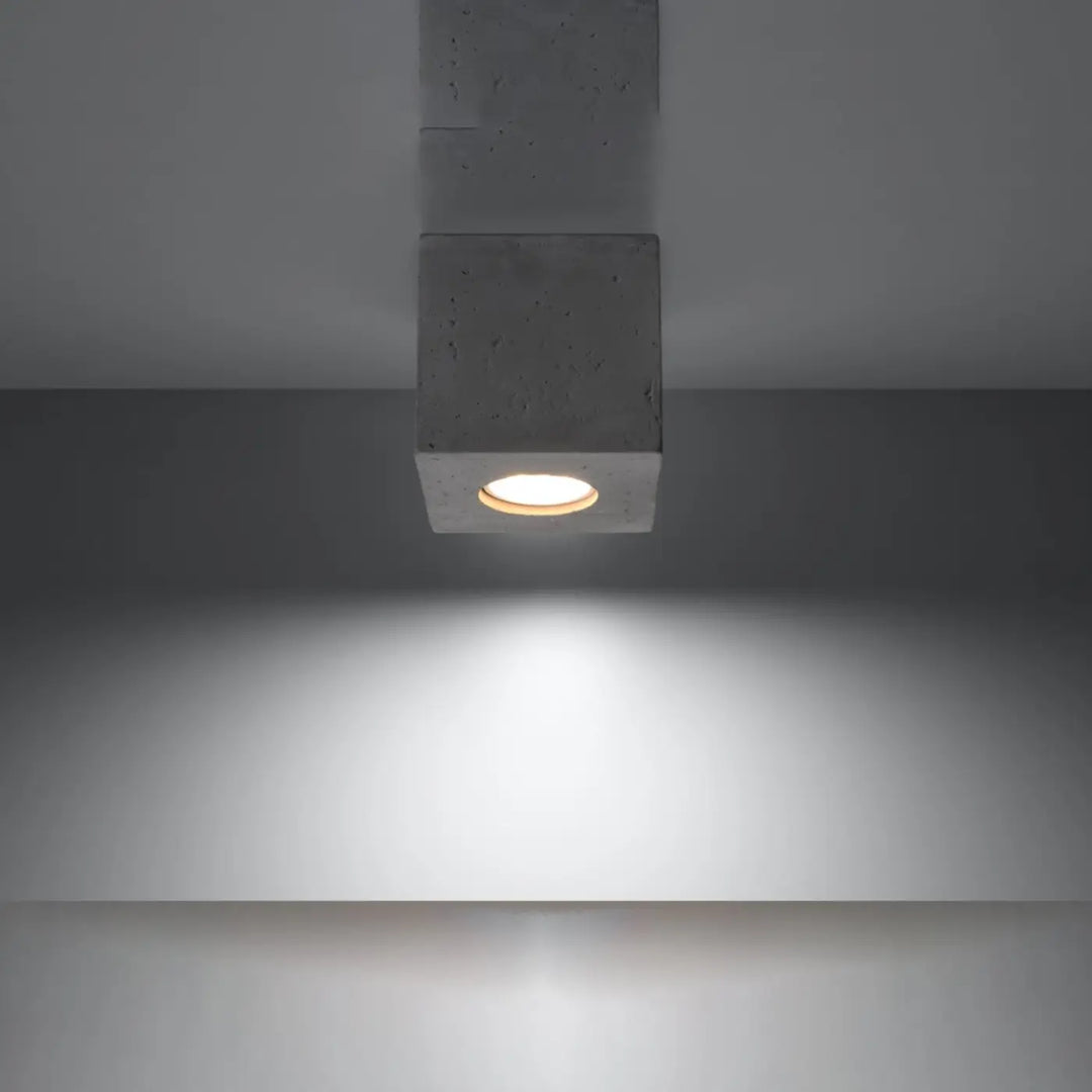 Luminaire Plafonnier gris allumée, vue rapprochée