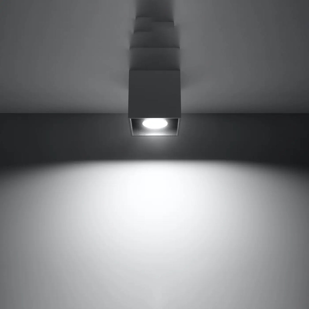 Luminaire Plafonnier anthracite allumée, vue rapprochée