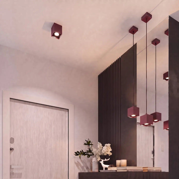 Luminaire Plafonnier bordeaux dans un intérieur contemporain