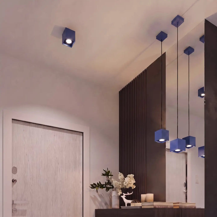 Luminaire Plafonnier outremer dans un intérieur contemporain