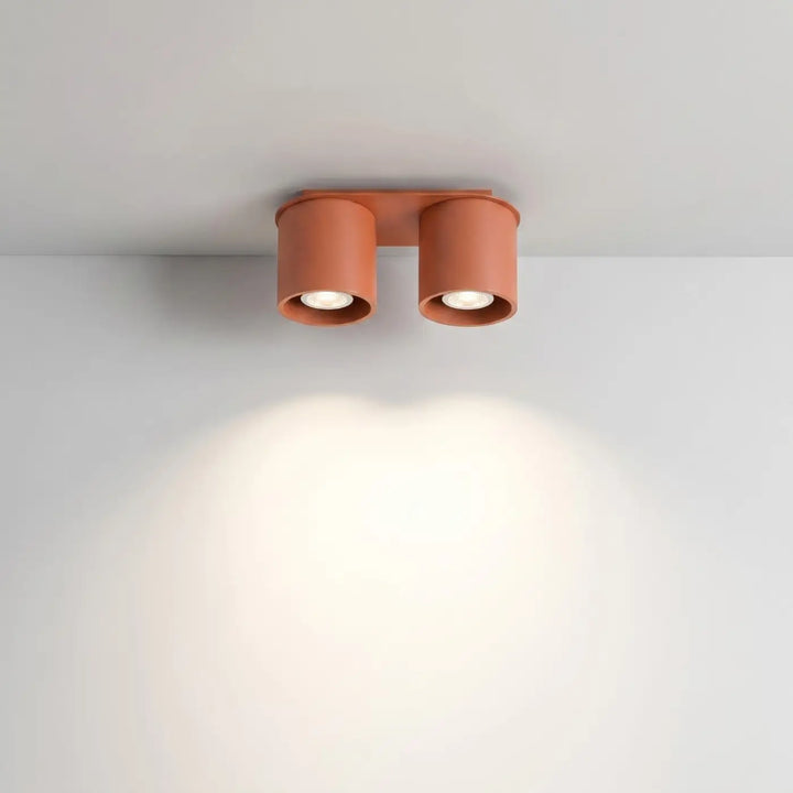 Luminaire Plafonnier ocre rouge allumée, vue rapprochée