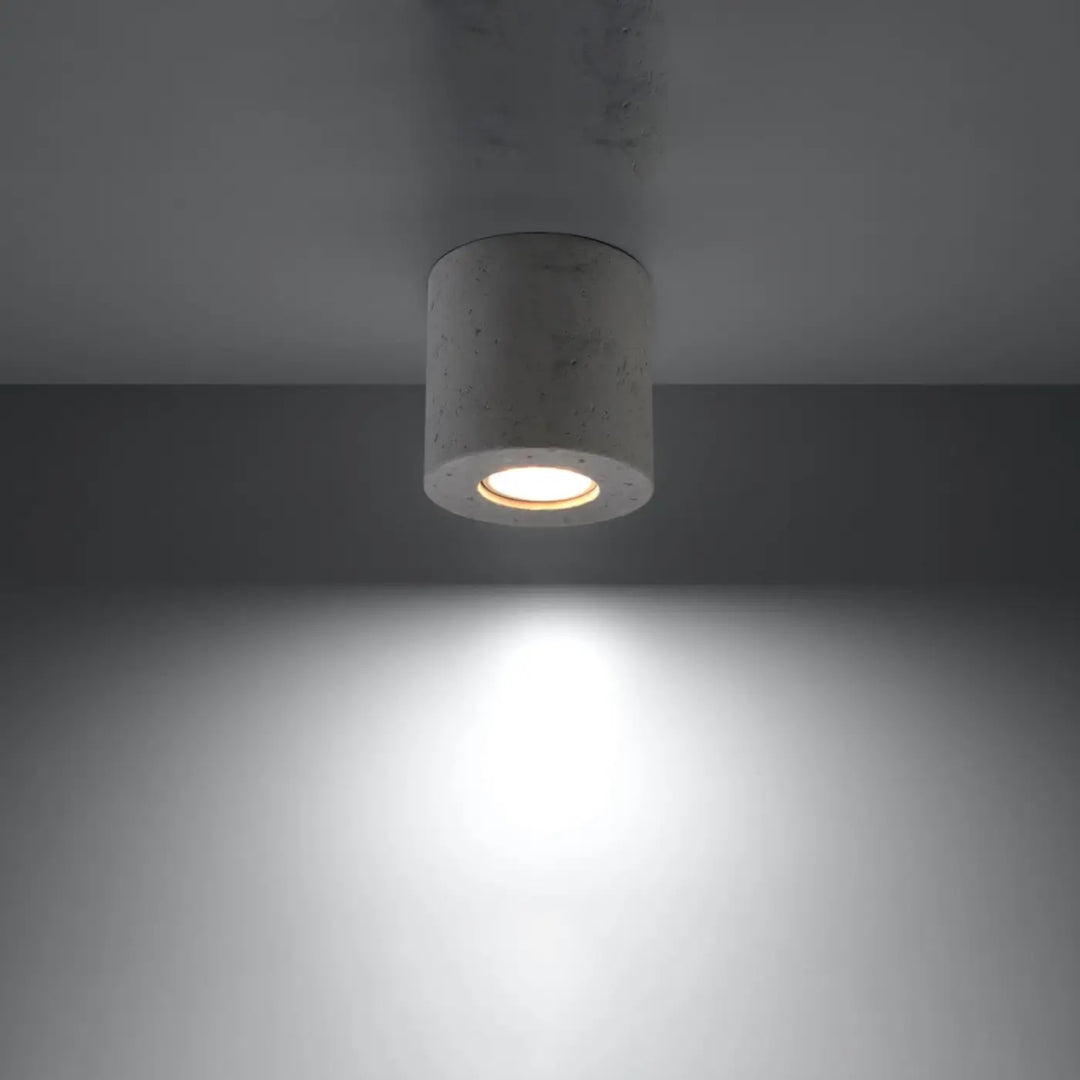 Luminaire Plafonnier gris allumée, vue rapprochée