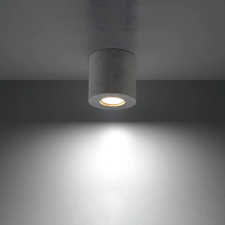 Luminaire Plafonnier gris allumée, vue rapprochée