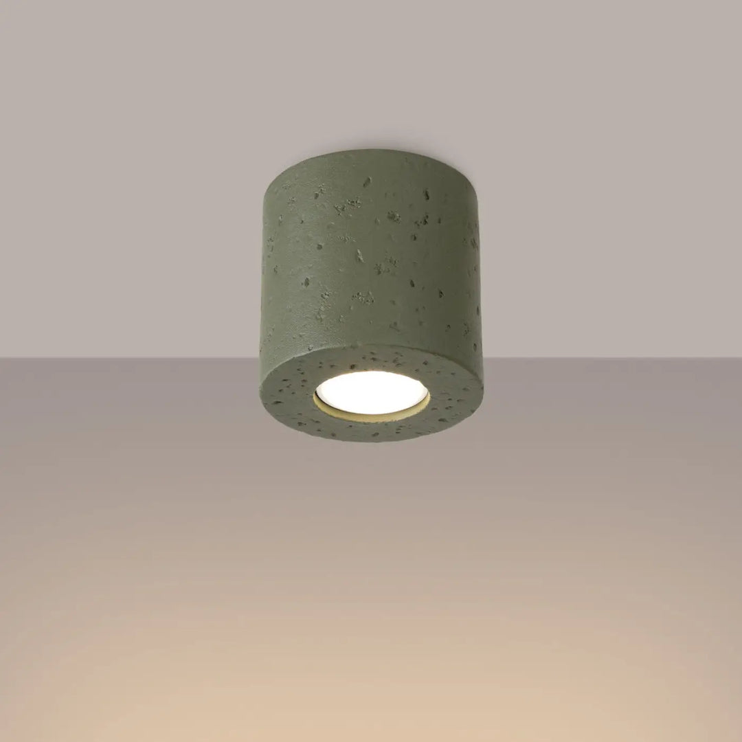 Luminaire Plafonnier vert olive allumée, vue rapprochée