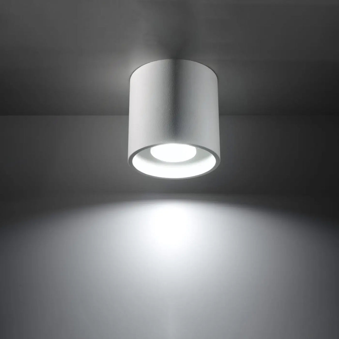 Luminaire Plafonnier blanc allumée, vue rapprochée