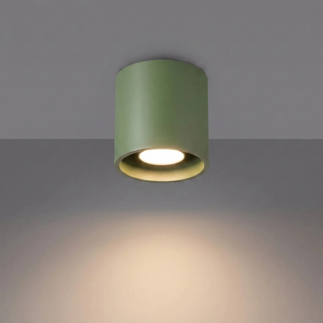 Luminaire Plafonnier vert olive allumée, vue rapprochée
