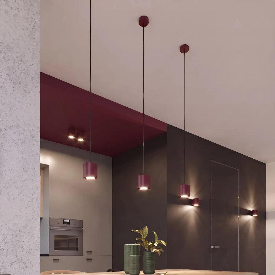 Luminaire Plafonnier bordeaux dans un intérieur contemporain