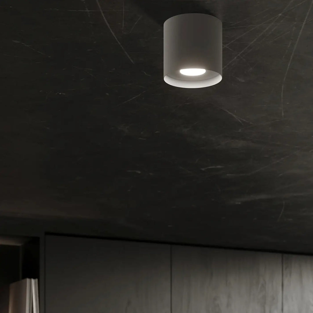 Luminaire plafonnier gris au plafond d'un bureau