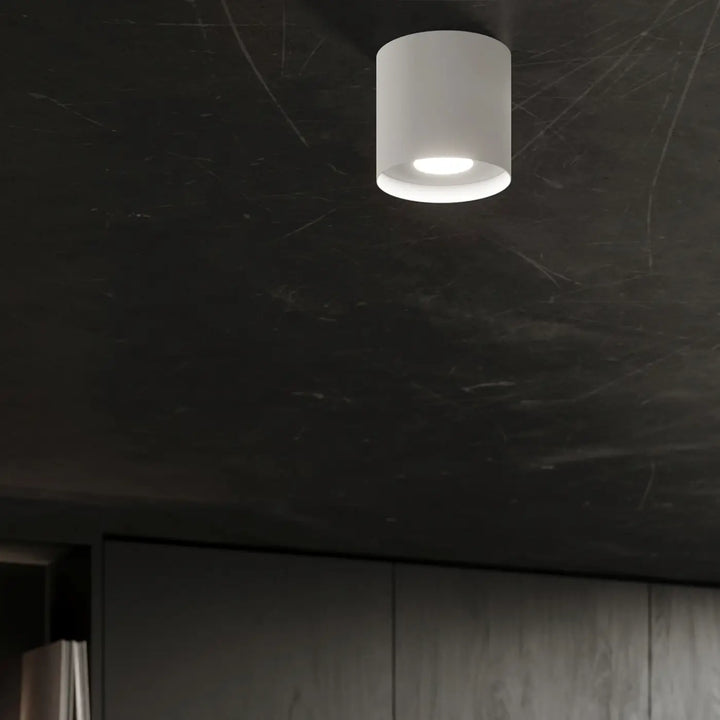 Luminaire plafonnier blanc au plafond d'un bureau
