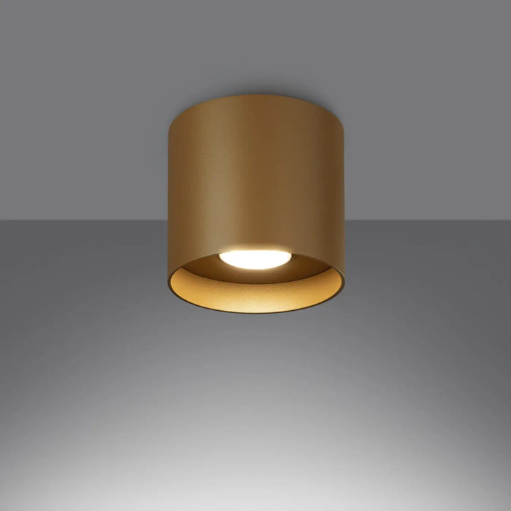 Luminaire plafonnier doré allumé