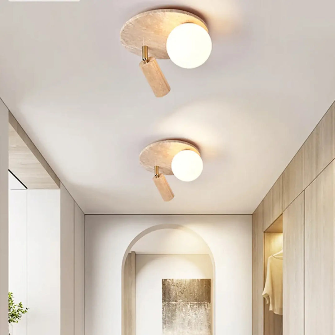 Luminaire plafonnier medier avec base circulaire texturée pierre, accents bois chauds, design opalin minimaliste